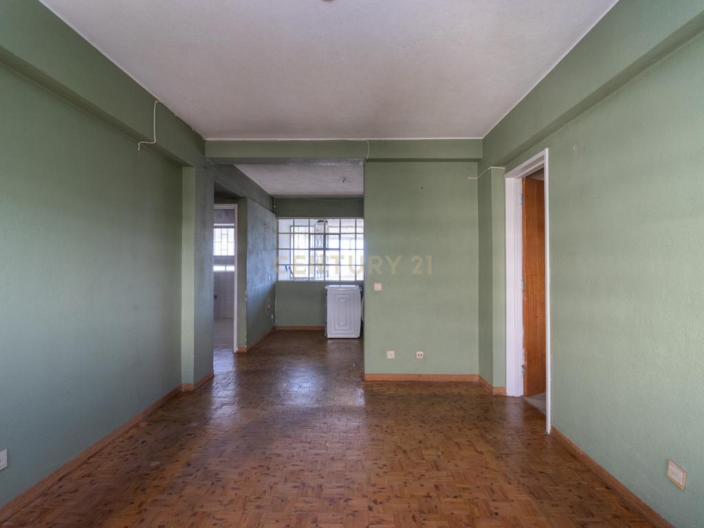 T3 com 73m² | 4º andar com elevador | Para remodelar em Lisboa - Image 7