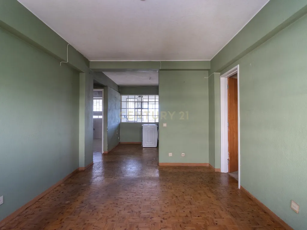 T3 com 73m² | 4º andar com elevador | Para remodelar em Lisboa - Image 7