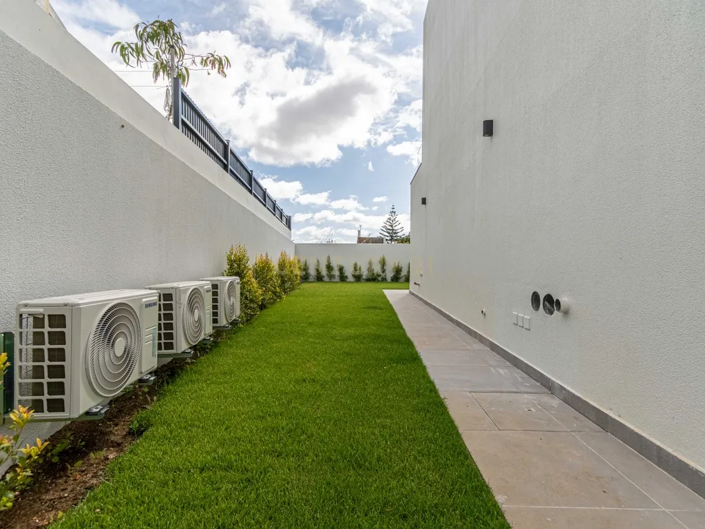 Moradia T4 Premium independente com Piscina (Nova Construção) / Barcarena - Image 11