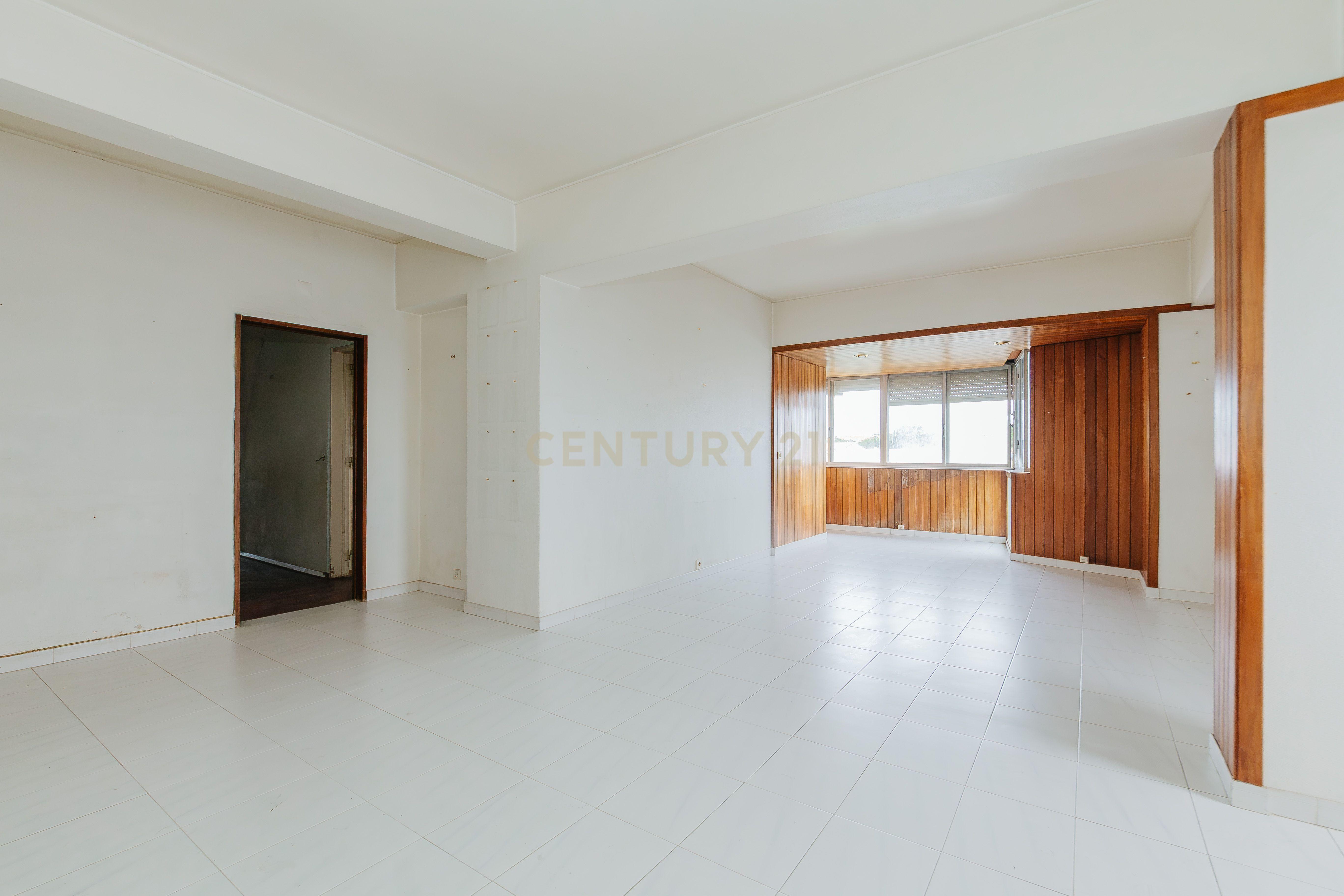 Fotografia 6 de Apartamento T4 para Remodelação nos Olivais, Lisboa - Oportunidade Única