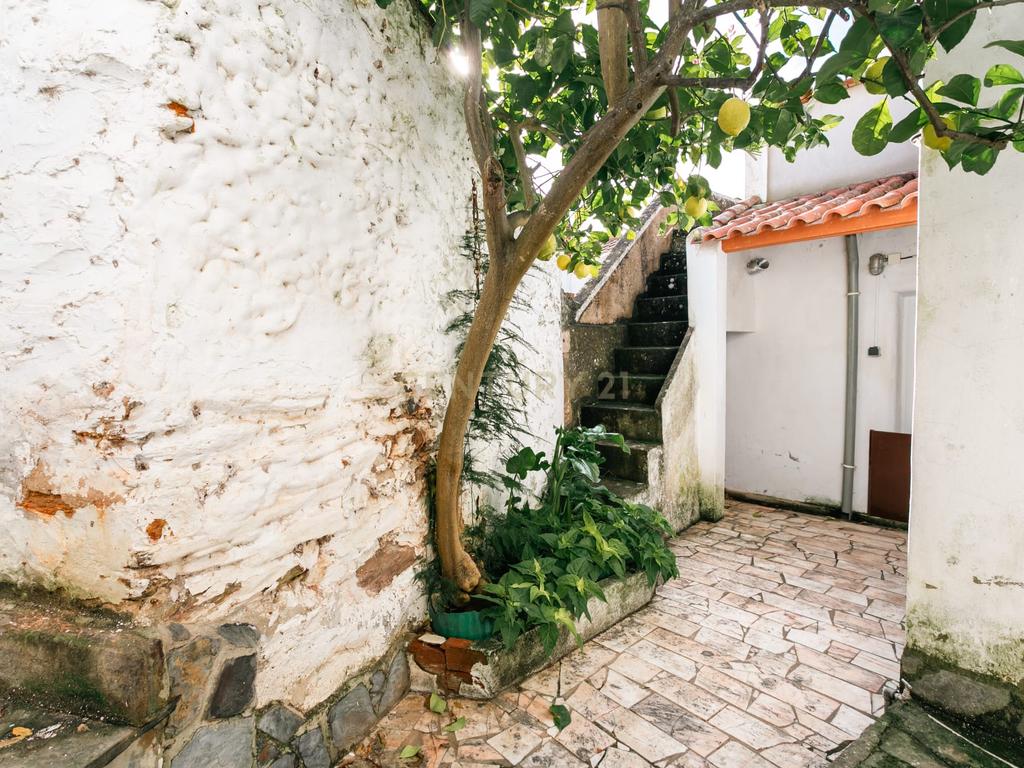 Moradia T2 com Espaço Exterior na Zona Histórica de Mourão - Alentejo - Image 9