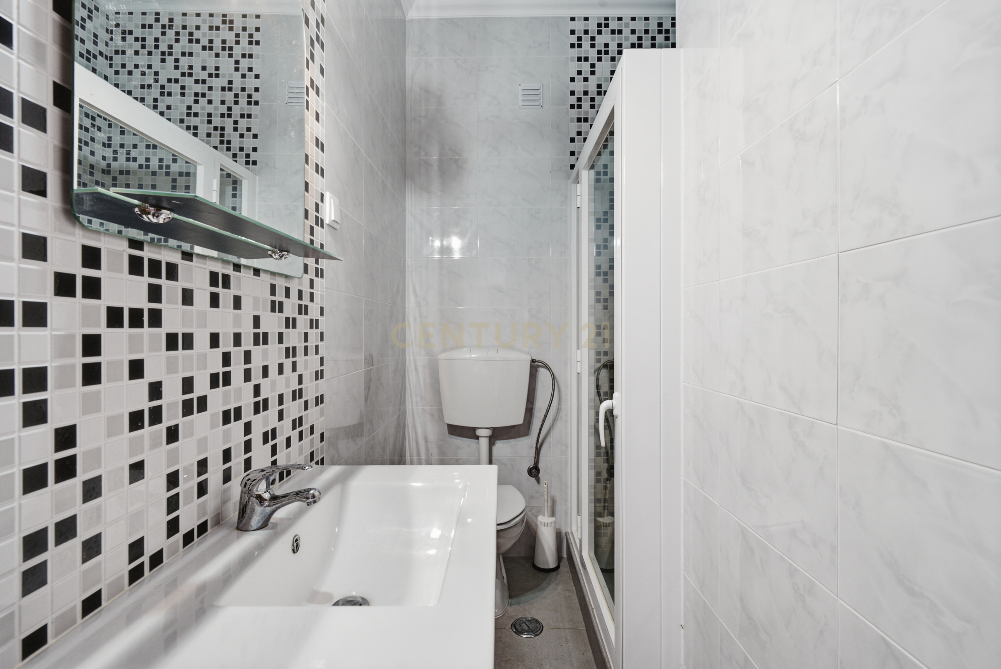 Fotografia 10 de Apartamento T3 com garagem e arrecadação - Praia da Areia Branca, Lourinhã