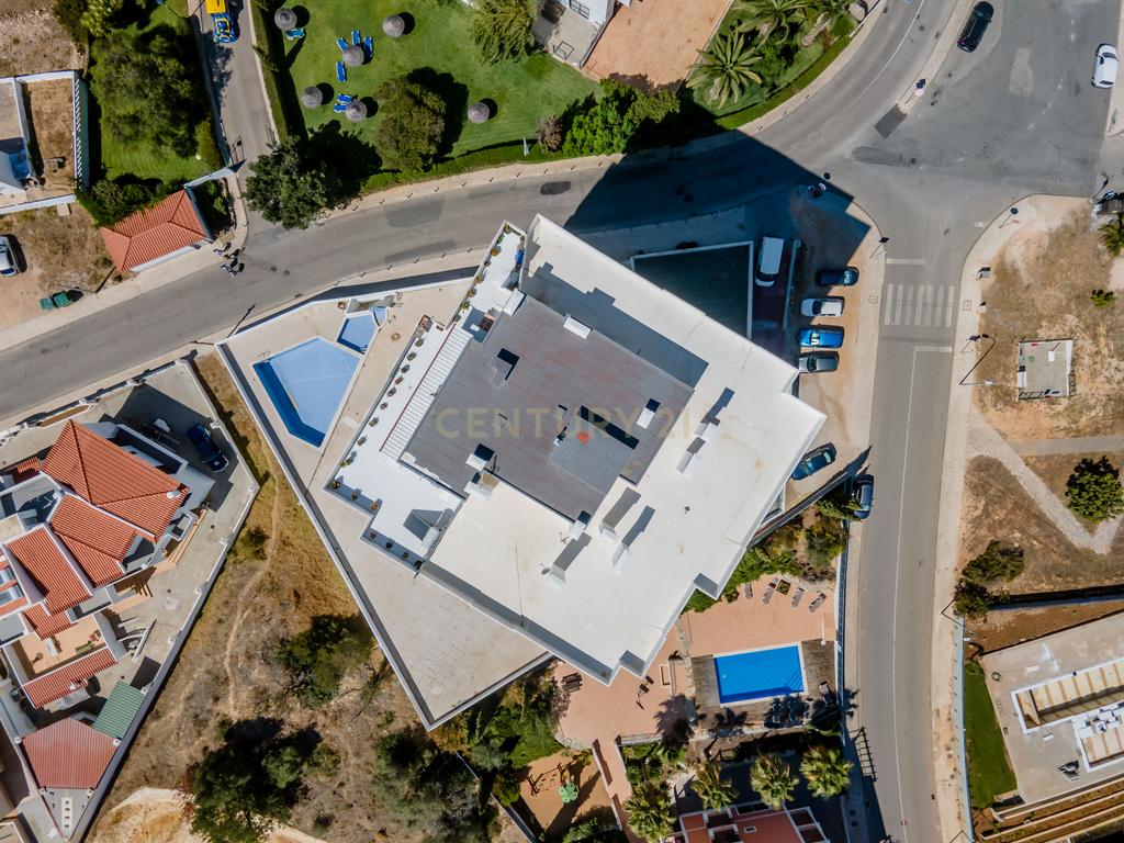 Apartamento T1 com Vista Parcial de Mar, Elevador e Garagem - Image 15
