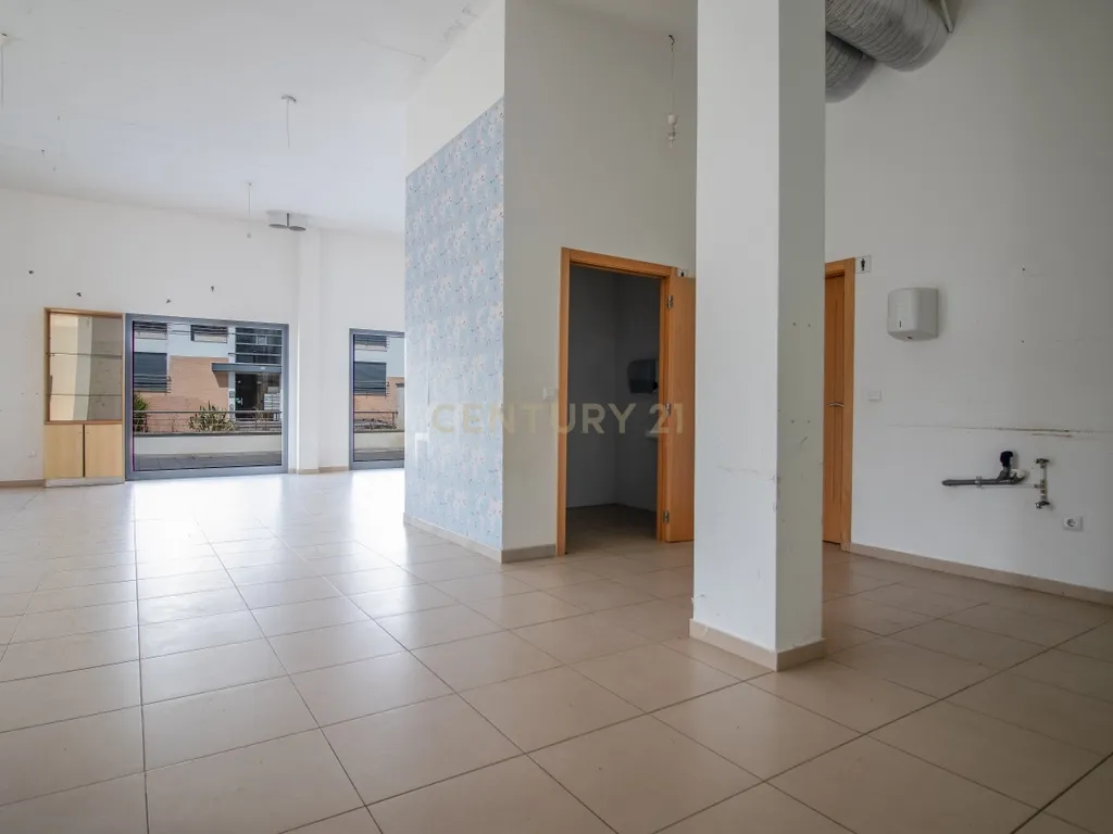 Loja passível de ser transformado em Apartamento T2 ou T3 com terraço privativo de Garagem - Image 14