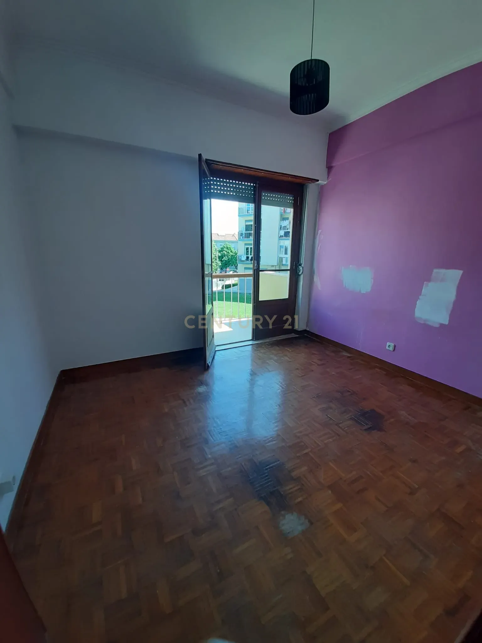 Oportunidade Única em Carnaxide - T3 - Imóvel para remodelar com Excelente Localização - Image 5