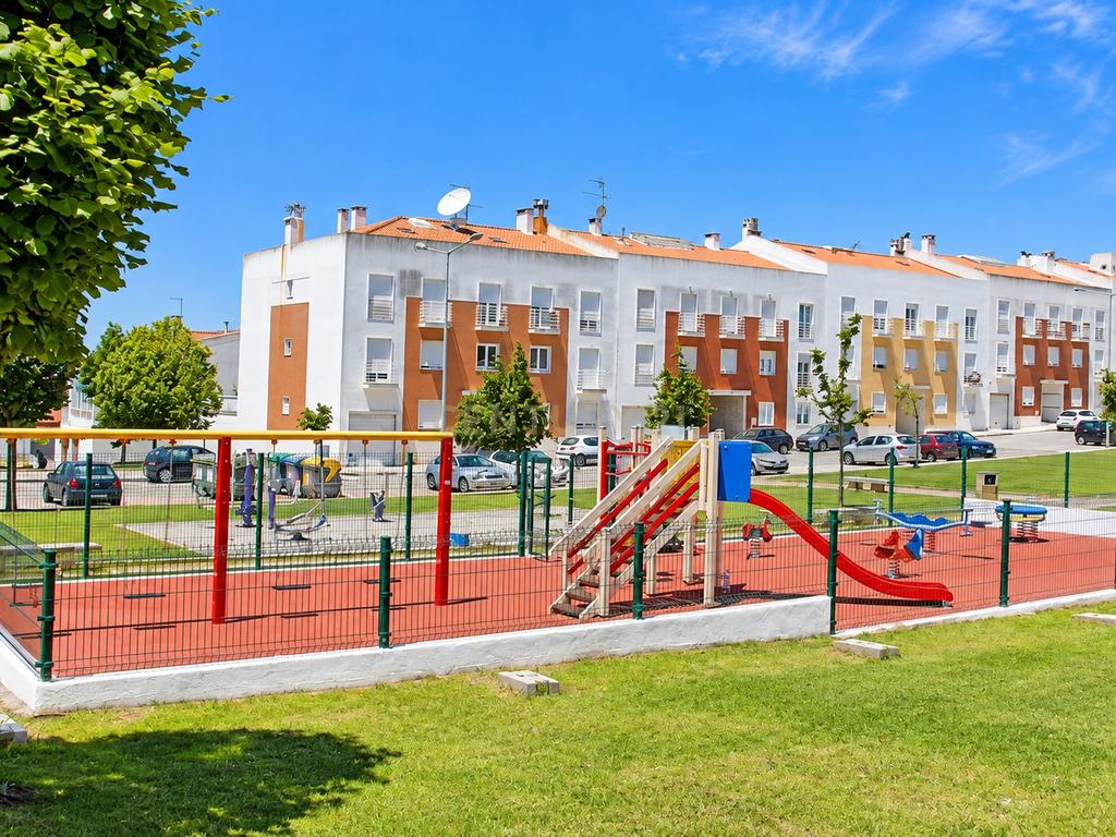 Loja com amplo terraço | Casal Novo – Caneças - Image 6