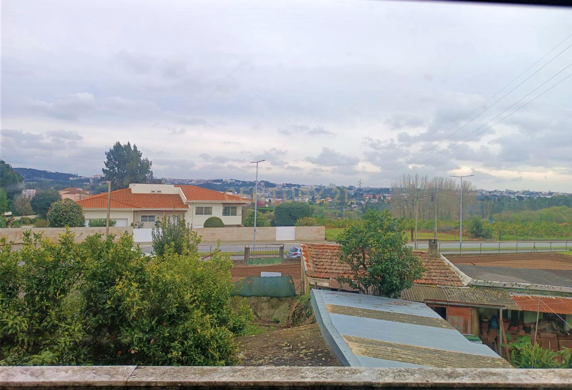 Moradia bifamiliar com cinco quartos, terreno e água para reconstrução no coração da Cidade da Maia, em Gueifaes - Image 27