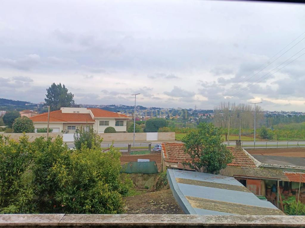 Moradia bifamiliar com cinco quartos, terreno e água para reconstrução no coração da Cidade da Maia, em Gueifaes - Image 27