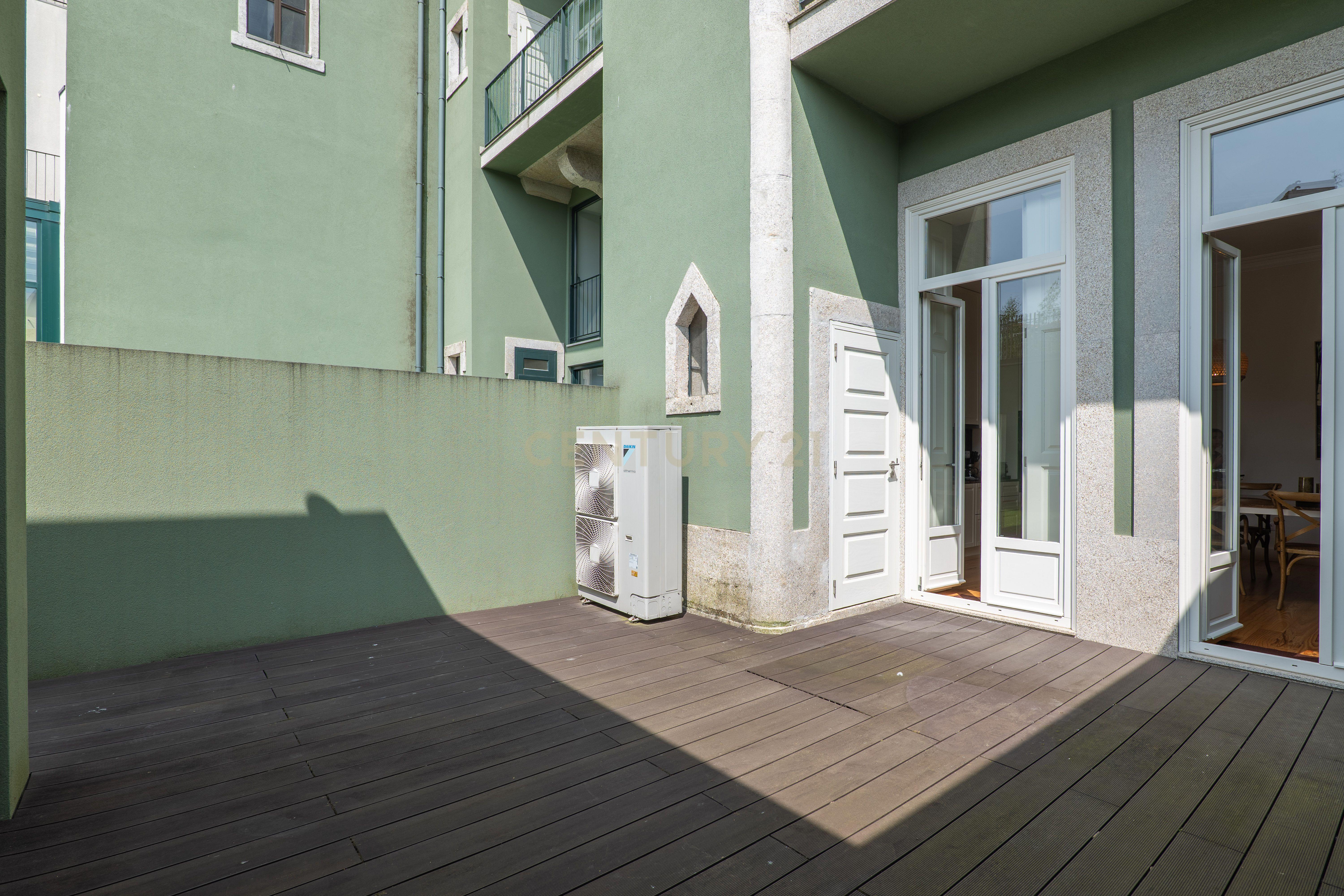 Requintado Apartamento T3 com Terraço no Coração do Porto - Image 25