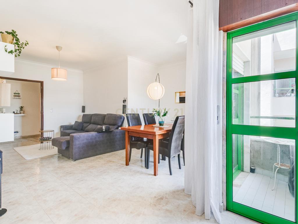Apartamento T3 com boas áreas, varandas e arrecadação – Rinchoa, Rio de Mouro - Image 6