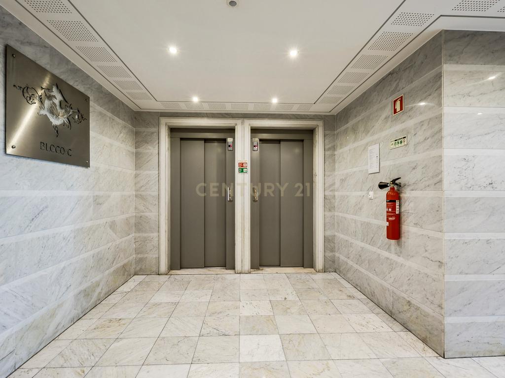 Apartamento T3 com vista panorâmica sobre o Jamor em condomínio fechado com piscina e ginásio - Image 27
