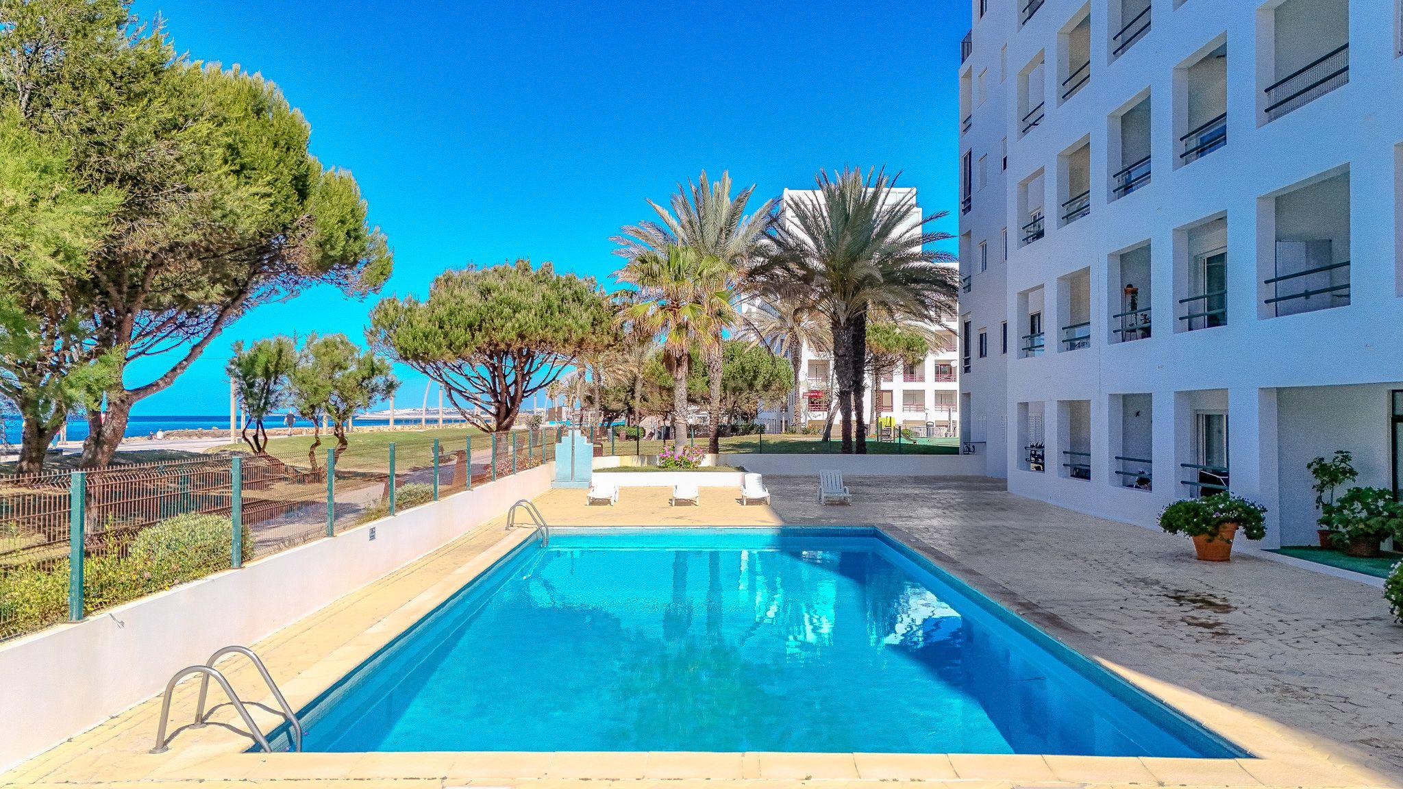 Apartamento T2 com Vista Mar na Primeira Linha de Praia – Quarteira - Image 4