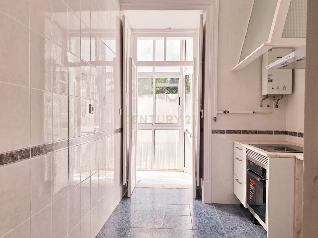  Apartamento T3+2 para Arrendamento em Campolide - Image 2
