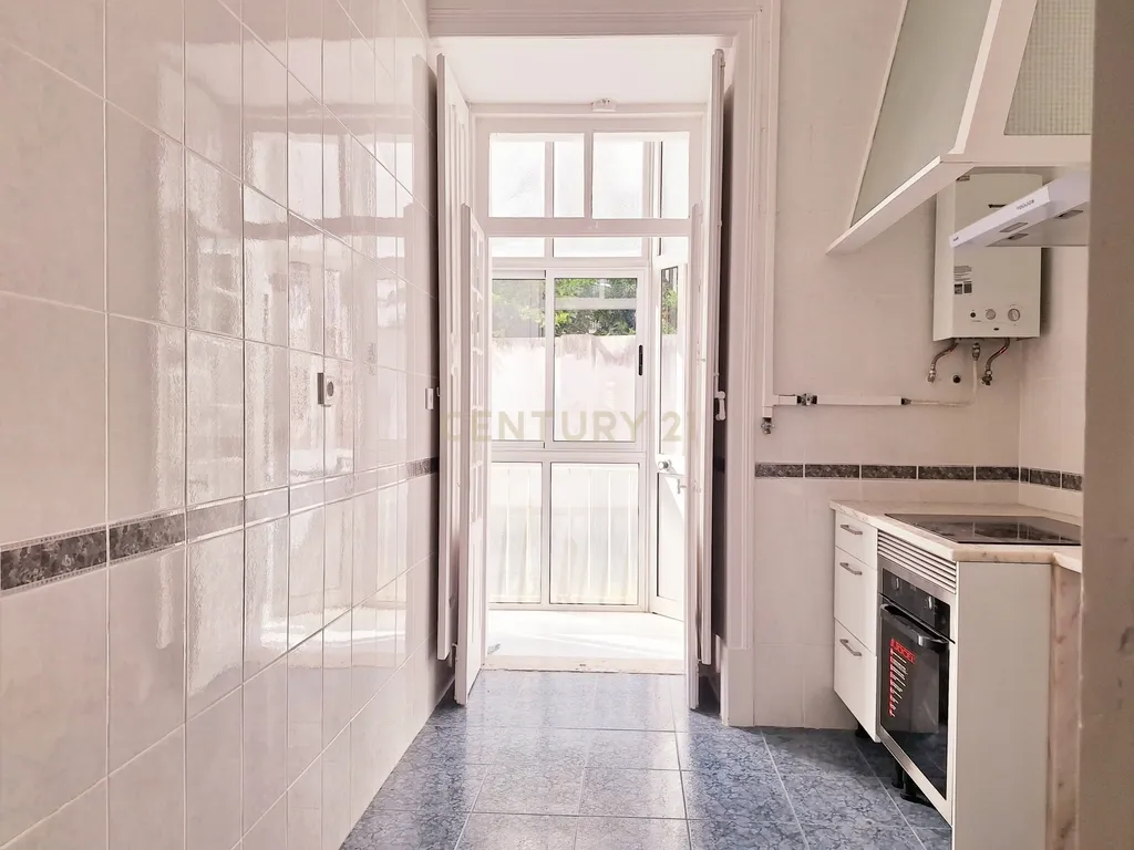 Apartamento T3+2 para Arrendamento em Campolide - Image 2