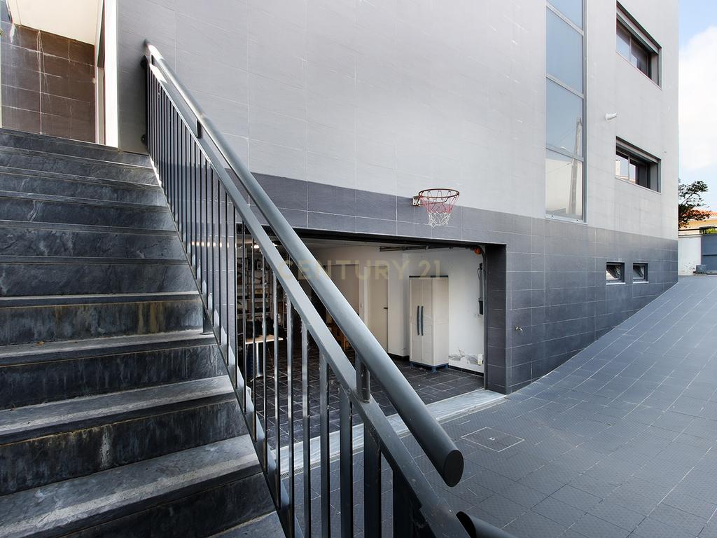 Moradia Isolada T4 Moderna com Piscina Privada, Jardim e Garagem Ampla na Pontinha - Image 37