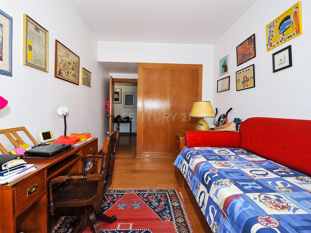 Espaçoso apartamento T4 em Condomínio Fechado, segurança 24h, na zona das Laranjeiras, na Calçada Palma de Baixo, perto das universidades - Image 25