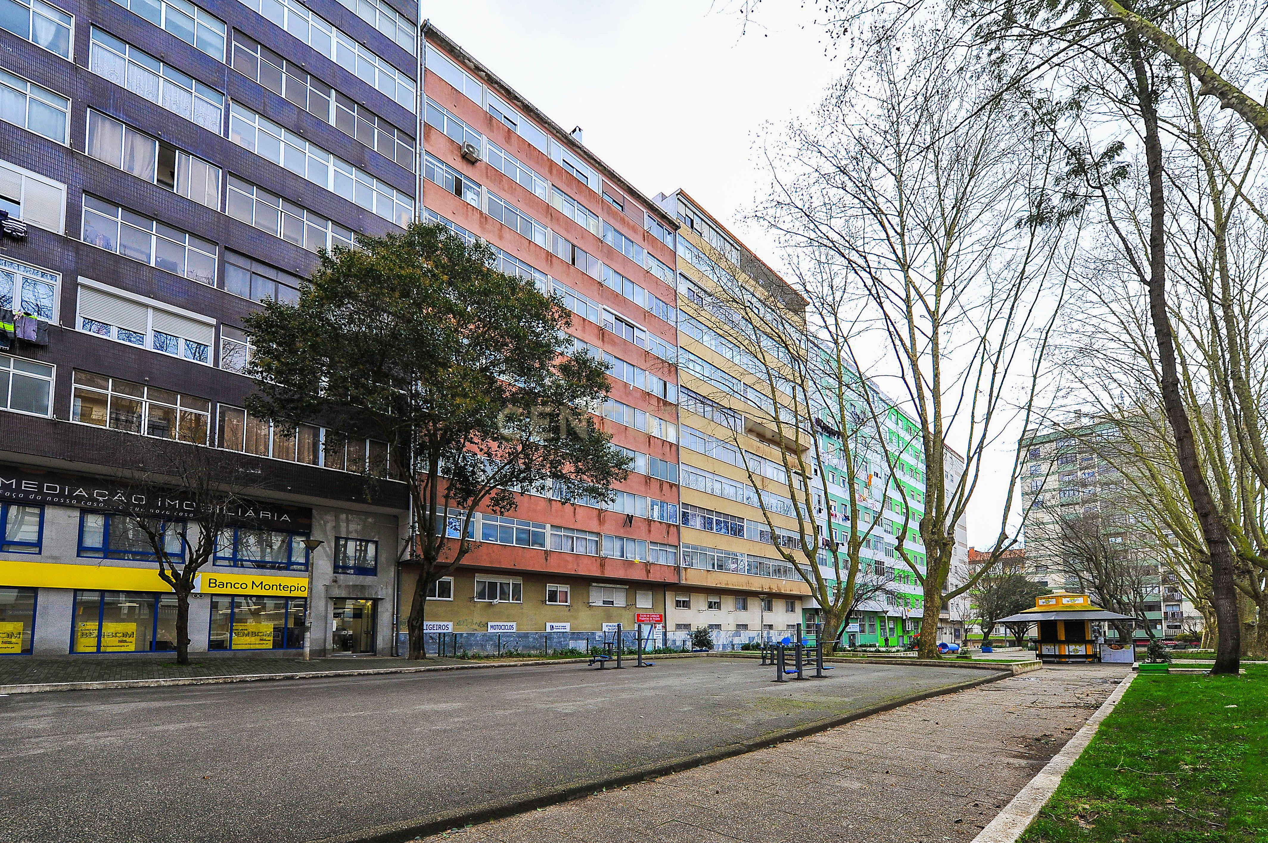 T3 Amplo e Luminoso na Av. dos Bons Amigos – Cacém - Image 21