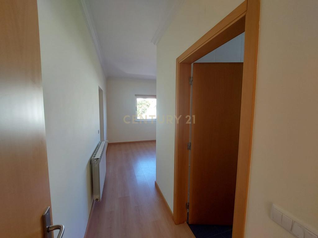 Moradia T4 de 3 Pisos com Piscina e Jardim - Image 18