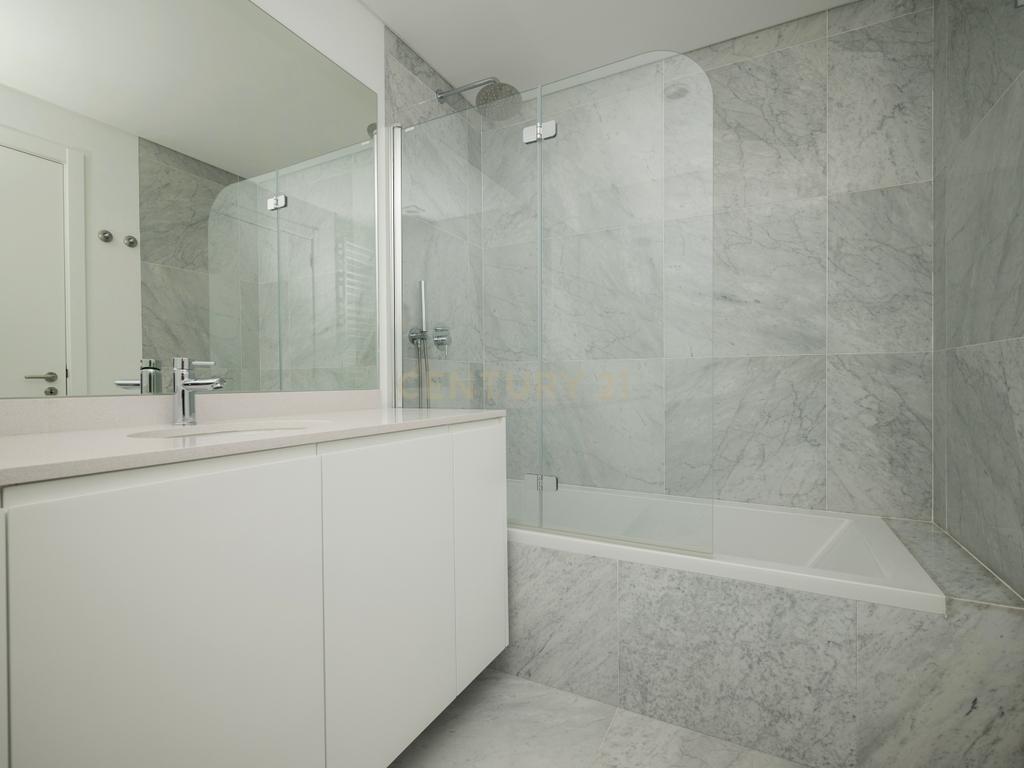 Arrenda-se apartamento T2 (111m2) na Estrela, Lisboa - Image 14