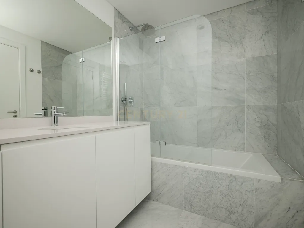 Arrenda-se apartamento T2 (111m2) na Estrela, Lisboa - Image 14