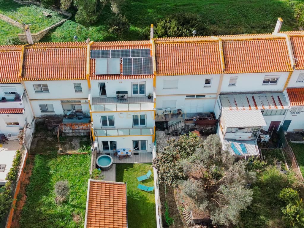 Moradia T4+1 com garagem no Bairro da Petrogal - Bobadela - Image 32