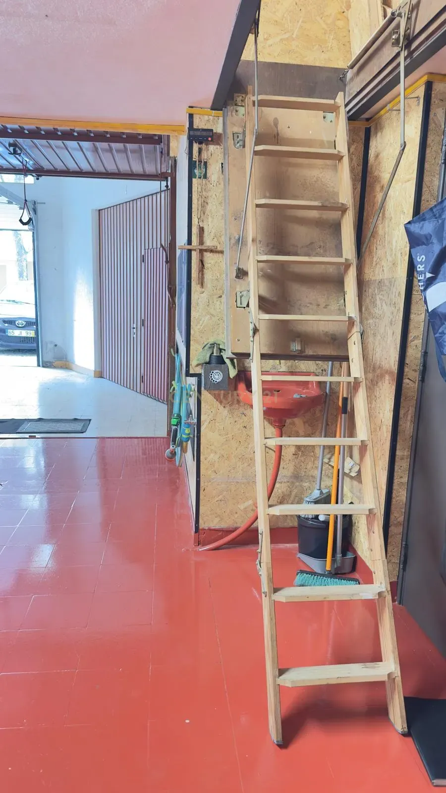 Fotografia 4 de Garagem com Mezanine - Espaço versátil com arrumação extra