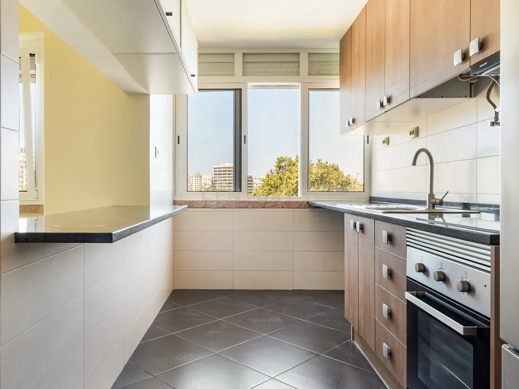 Apartamento T3 renovado na Avenida de Roma, Alvalade, Lisboa. Para Arrendar! - Image 1