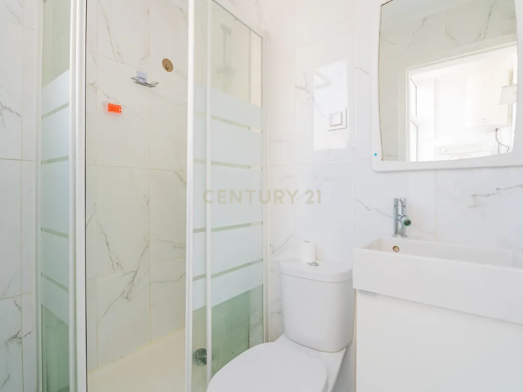 Apartamento T1 Remodelado na Penha de França – Lisboa - Image 18
