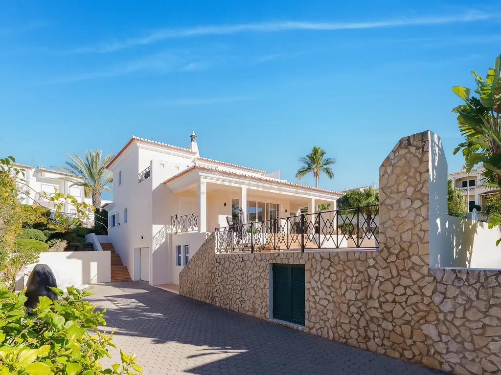 Moradia T4 em Ferragudo, próxima a praias, com Piscina aquecida, Bar e Lounge Exterior - Image 10