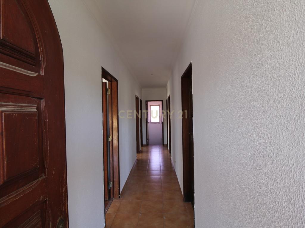 Encantadora Moradia com Jardim em Santiago dos velhos. - Image 9