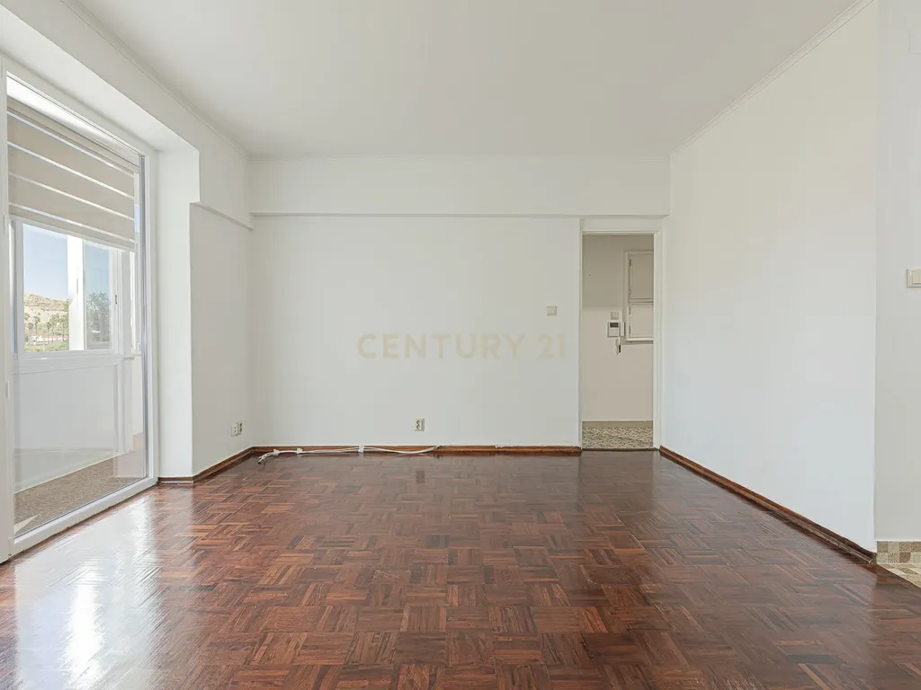APARTAMENTO REMODELADO NO CENTRO DA COSTA DE CAPARICA - Image 2
