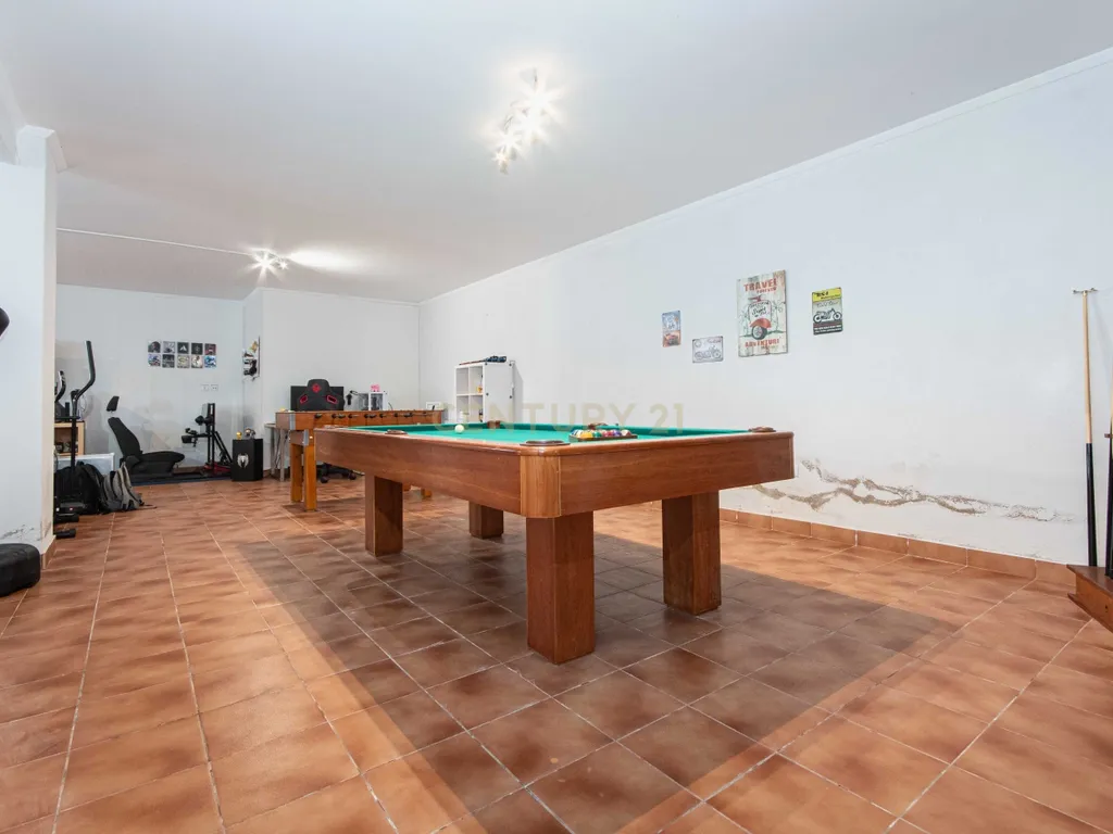 Moradia Isolada de Arquitetura Moderna com Piscina, Jardim e Garagem (Morelena /Pêro Pinheiro) - Image 43