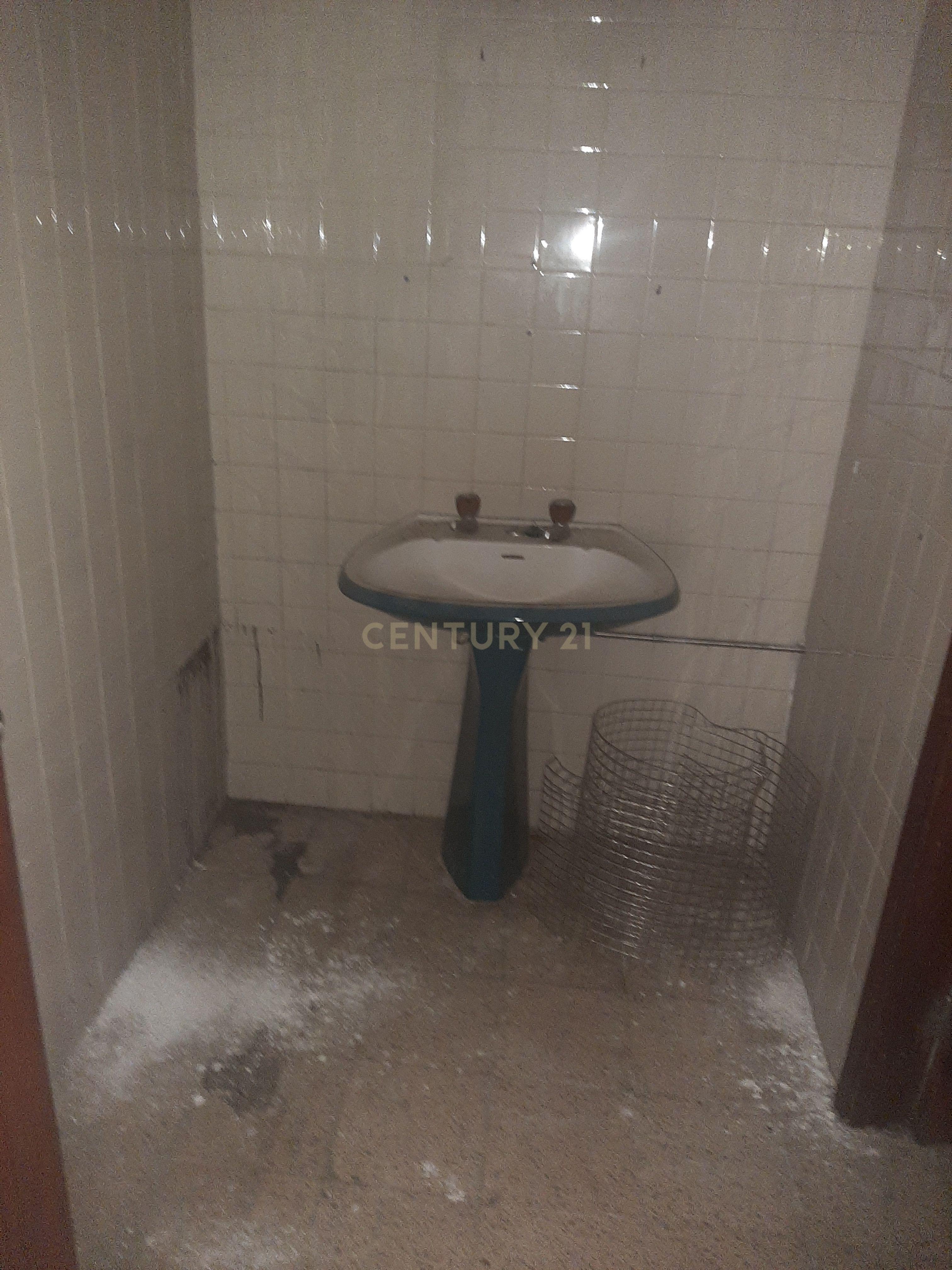 Fotografia 7 de Andar de prédio com 6 divisões, 3 WC, com afetação a serviços / escritórios junto ao rio Douro