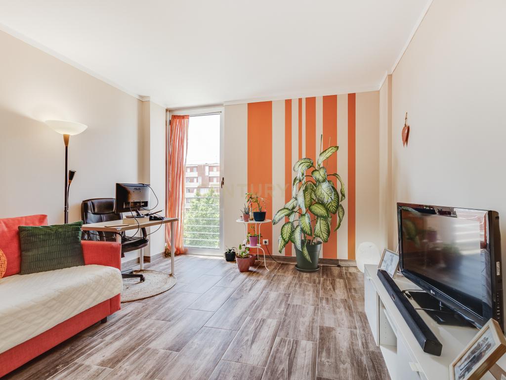 T1 Muito Espaçoso na Alta de Lisboa com Garagem e Arrecadação - Image 2