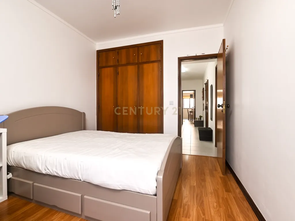 Apartamento T3 semi-remodelado, luminoso e pronto a habitar, na Rinchoa (Sintra). - Image 21