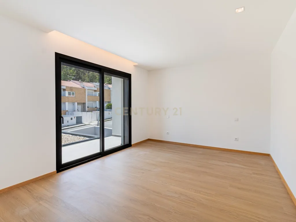 Moradia Gaveto T3 + Escritório | Luxo, Conforto e Vista Incrível – Póvoa de Lanhoso - Image 18
