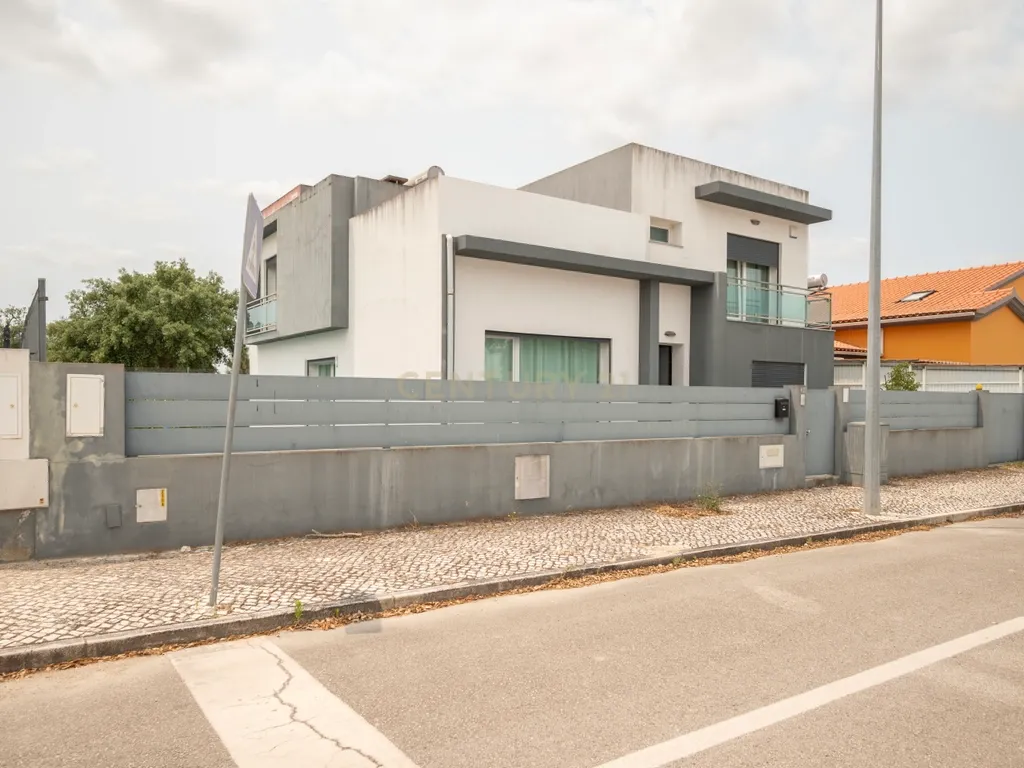 Moradia Exclusiva com Piscina e vista da Serra da Arrábida - Image 3