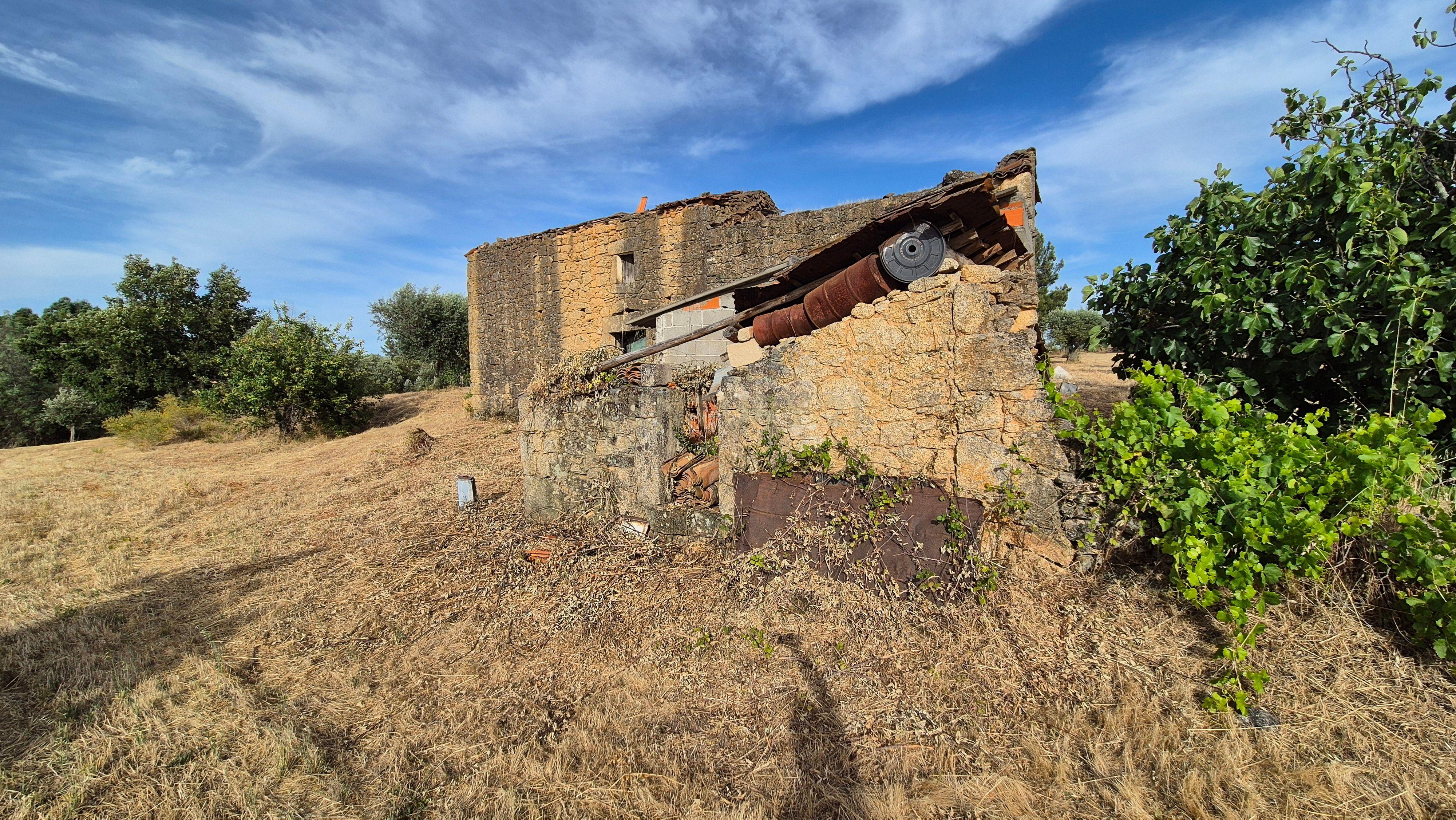 Fotografia 9 de Terreno Rústico com Ruínas e 3 poços na Lousa – Castelo Branco