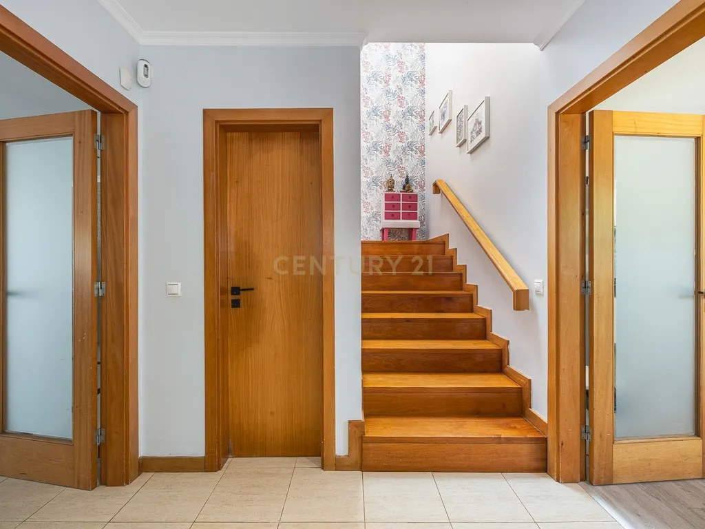 Moradia T4 com piscina e jardim a 2 passos da praia Lavra – Matosinhos - Image 9