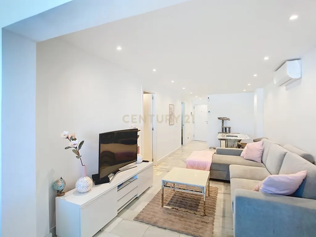 Luxuosa Moradia em Málaga com Terraço e Acessibilidade - Image 4