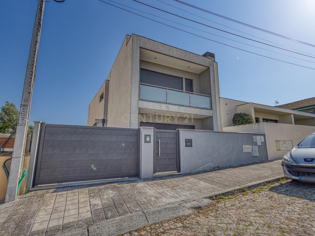 Moradia V3 com Piscina, Garagem para 4 Carros e Excelentes Áreas – Conforto e Tranquilidade a 5 Minutos da Autoestrada - Image 5