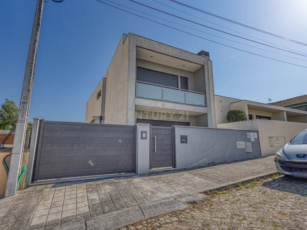 Moradia V3 com Piscina, Garagem para 4 Carros e Excelentes Áreas – Conforto e Tranquilidade a 5 Minutos da Autoestrada - Image 5