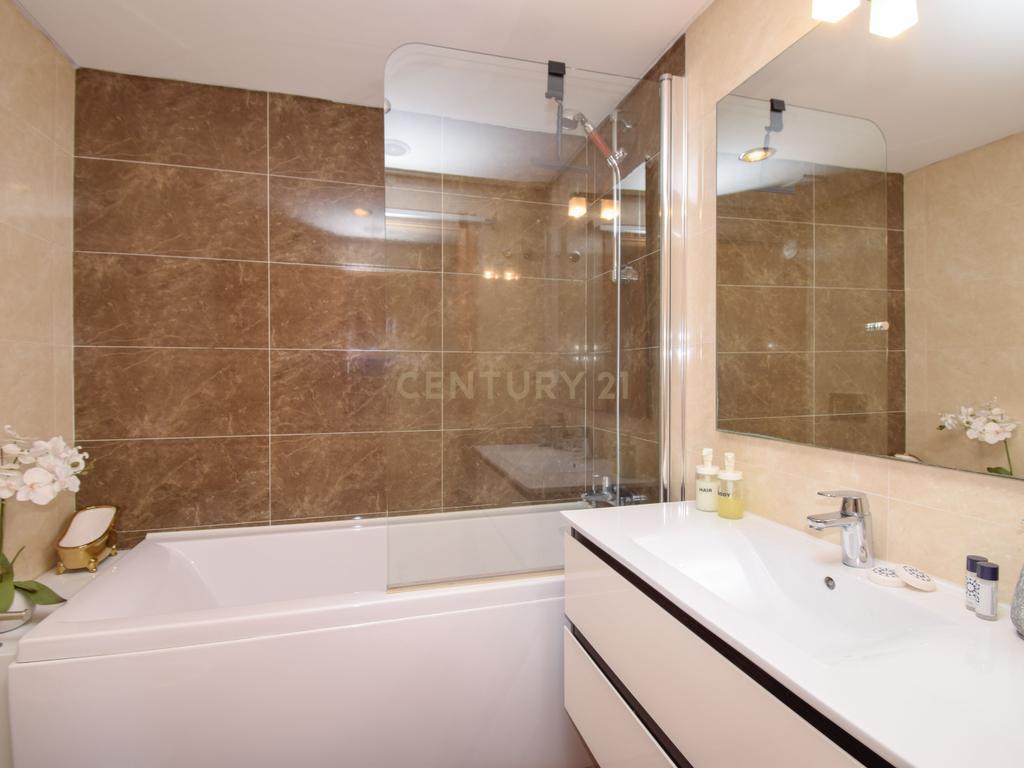 Apartamento T3 com Áreas Generosas e Vista Desafogada - Image 11