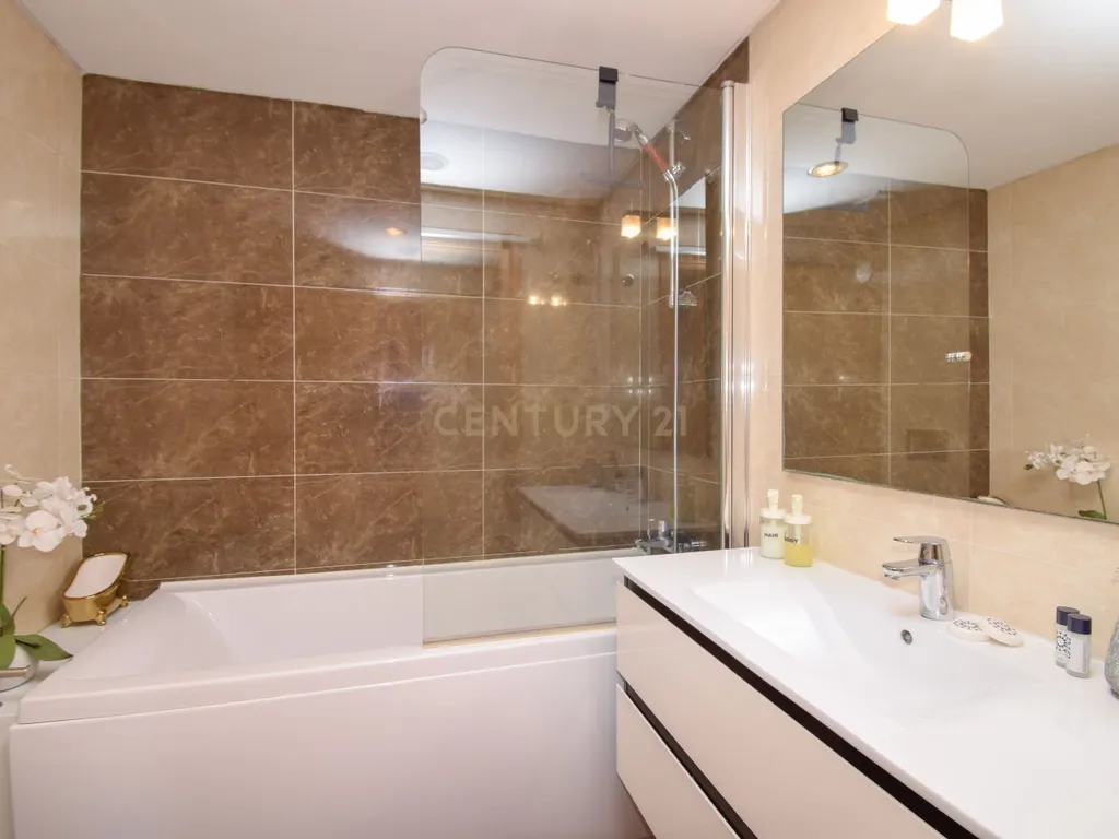 Apartamento T3 com Áreas Generosas e Vista Desafogada - Image 11