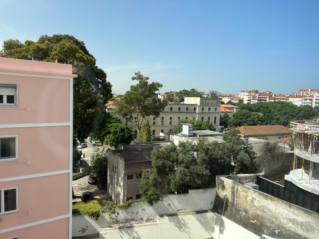 Arrenda-se T1 com Vista Panorâmica – Rua José Estêvão, Lisboa - Image 6