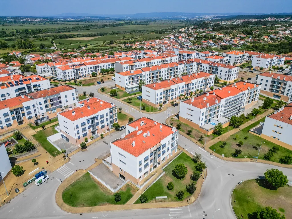 Loja passível de ser transformado em Apartamento T2 ou T3 com terraço privativo de Garagem - Image 5