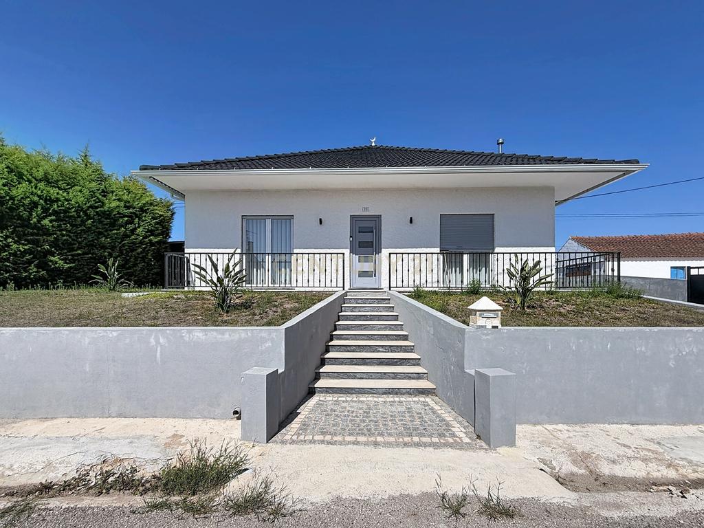 Moradia isolada com amplo terreno de 1.350 m², junto a Alcobaça - Image 1
