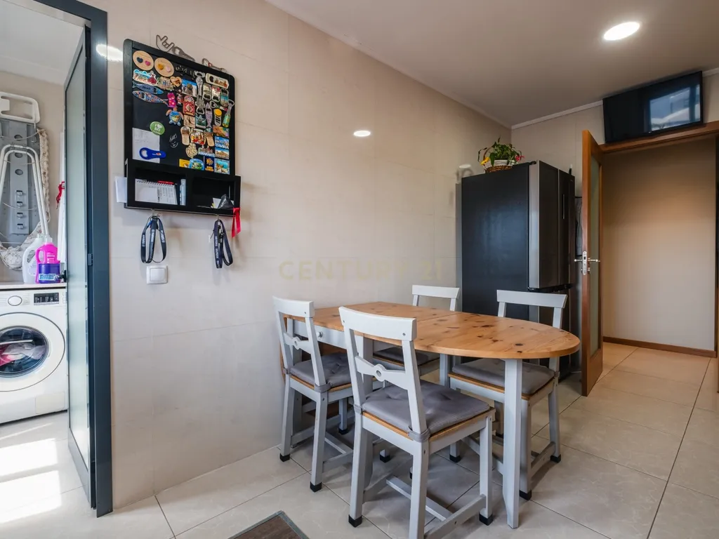 T2 de Excelentes Áreas | Suite, Garagem e Arrecadação | Alfena - Image 9