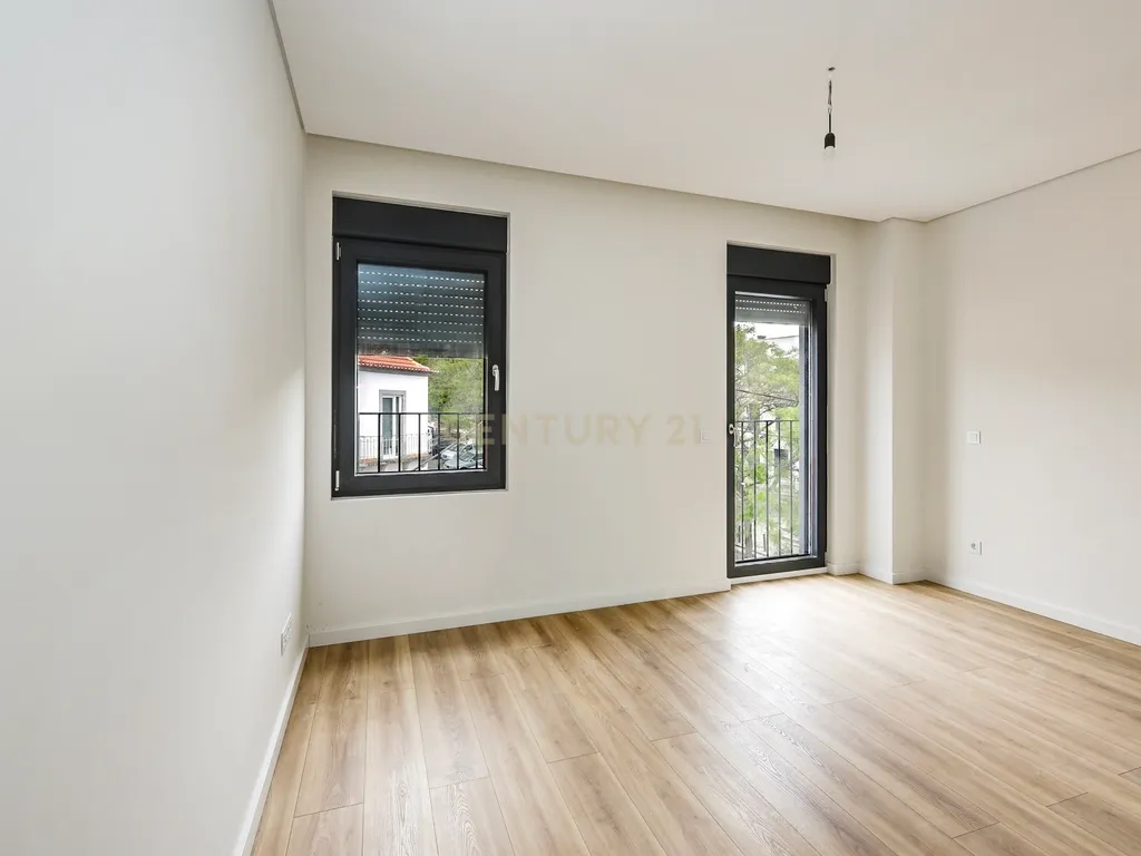 Viva o privilégio do Tejo: T3 Duplex exclusivo no coração de Santa Iria de Azóia! - Image 9