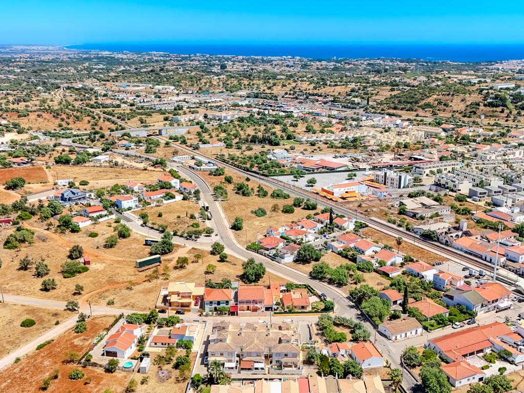 Moradia T2 com Garagem e Logradouro - Ferreiras, Albufeira - Image 1